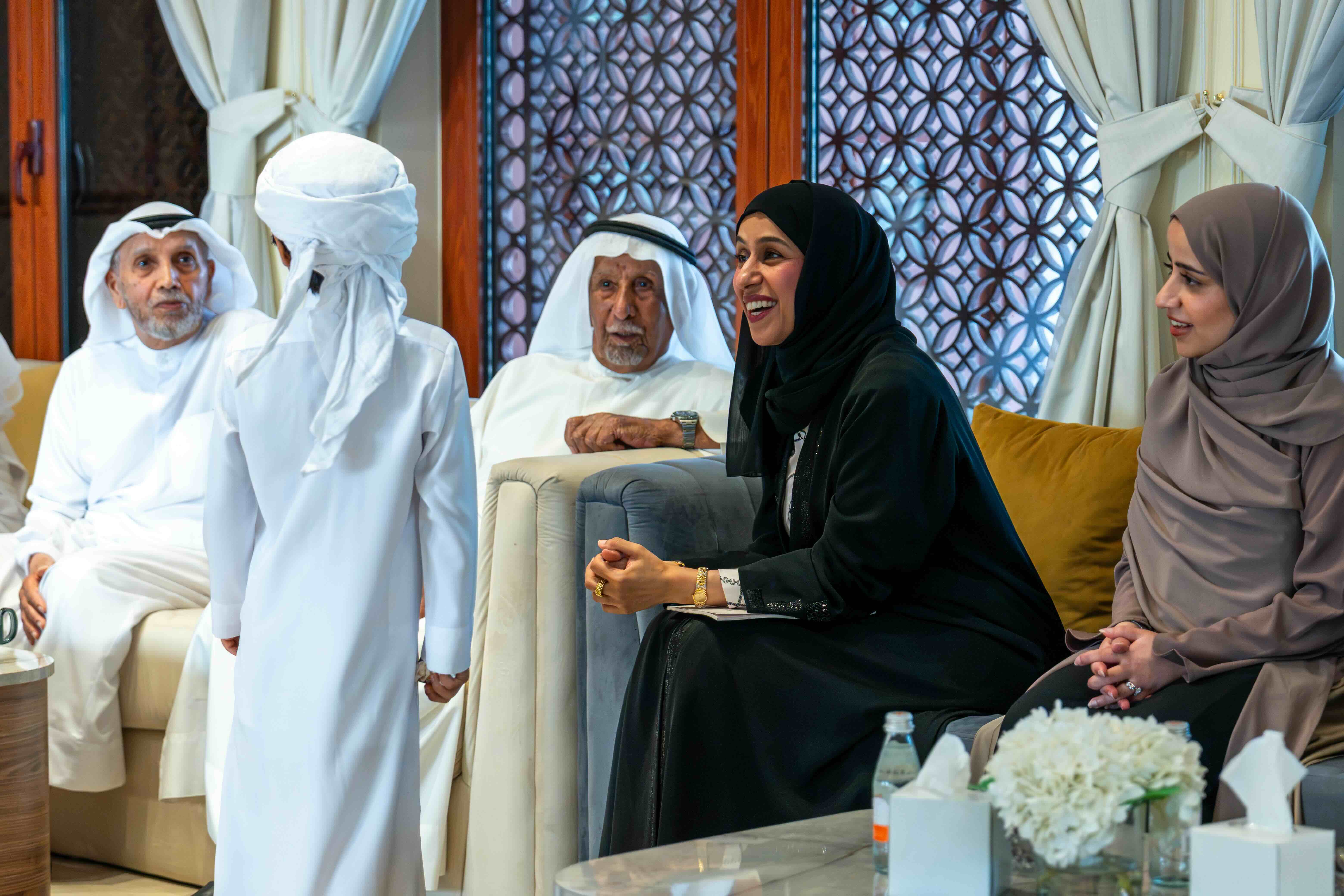 حصة بنت عيسى بوحميد تلتقي مرتادي مجلس جميرا وتؤكد أهمية مجالس الأحياء في تعزيز التواصل المجتمعي